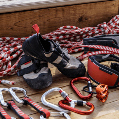 Kletterausrüstung aufgereiht