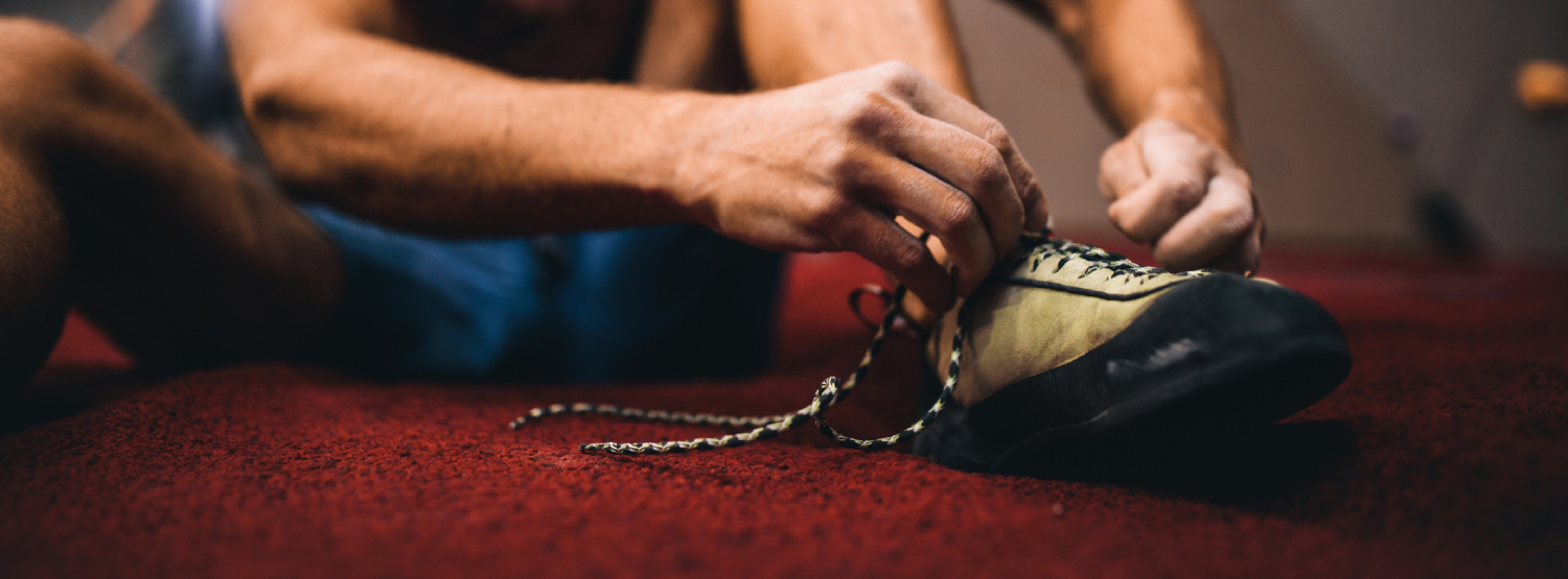 Kletterschuhe werden gebunden