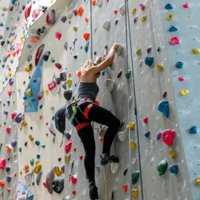 Frau klettert im Vorstieg