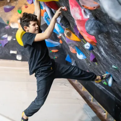 Junge bouldert im Überhang