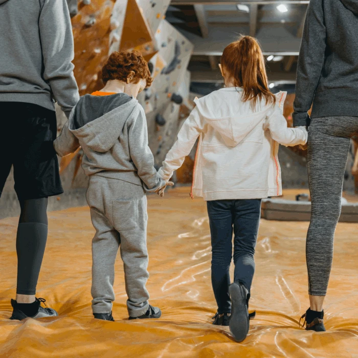 Familie betritt den Boulderbereich