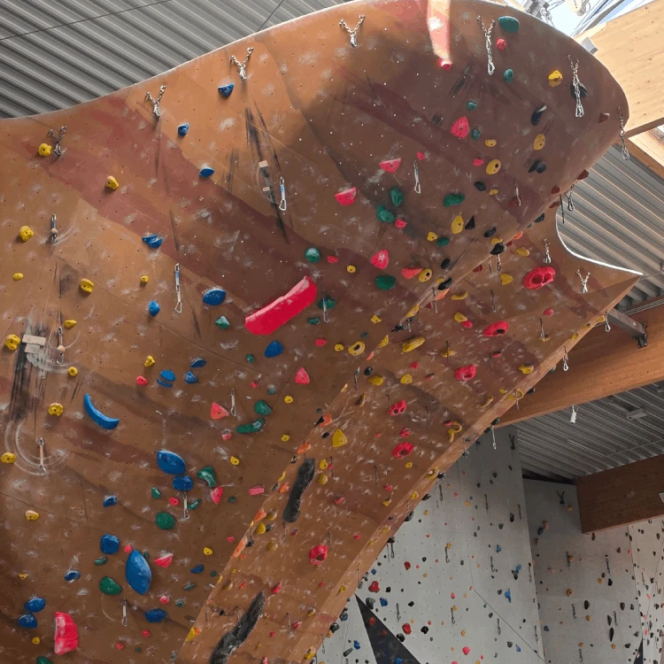 Kletterwand Felswerk